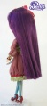 У Pullip Xiao Fan фиолетовые прямые волосы чуть выше колен, парик мягкий и гладкий, прямая челка закрывает брови.