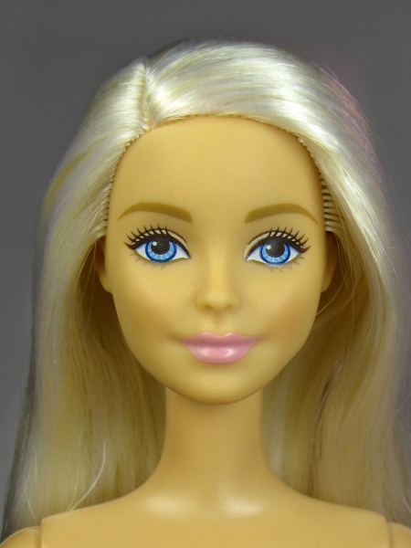 Файл:2015 Millie Barbie Balloon Head Mold 1.jpg