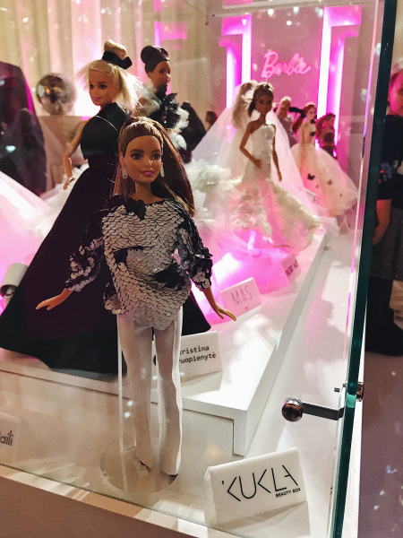 Файл:2019 Barbie L’officiel Lithuania 09.jpg