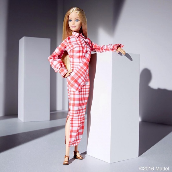 Файл:Barbie Models 6 Fashion Forward Looks 2016 Stella McCartney 02.jpg