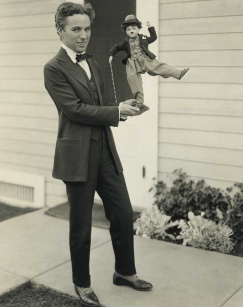 Файл:Charlie-Chaplin-and-Tramp-Doll-1.jpg