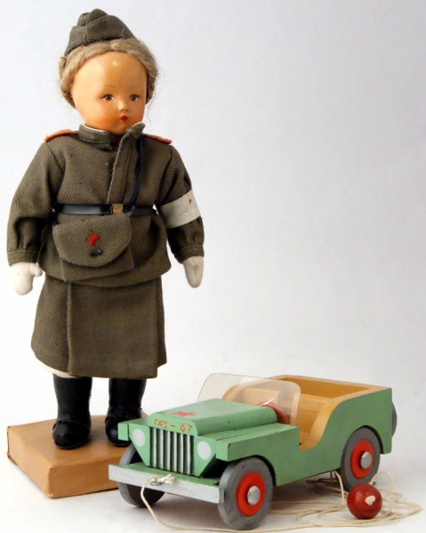 Файл:Кукла и машинка НИИИД.jpg